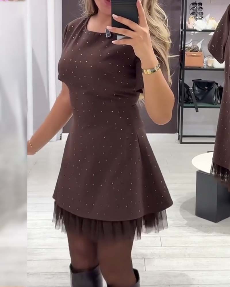 Elegancka sukienka z połyskującym, siateczkowym wzorem patchworkowym