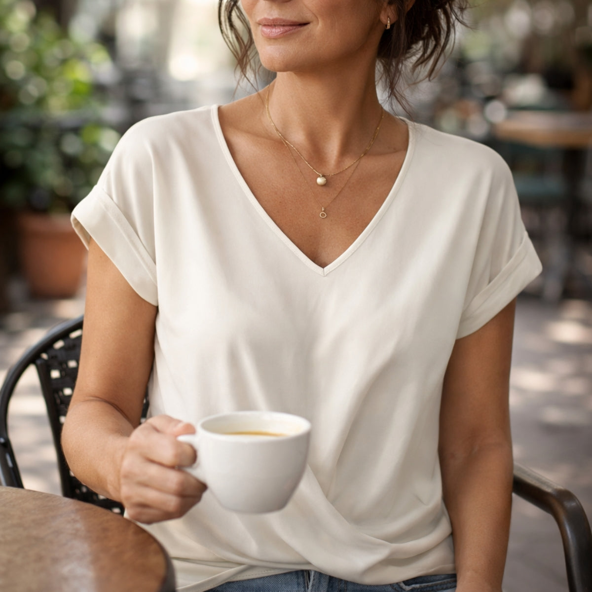 MEIKA – Klasyczna Bluzka z Detalem Skrętu i Dekoltem w Serek